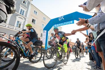 Zieleinfahrt bei der BR Radltour. 