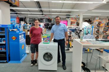 Das Bild zeigt Herrn Daniel Wagner (Geschäftsführer) und die langjährige Tierheim-Mitarbeiterin Sabrina Saliger.