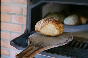 Frisch gebackenes Brot aus dem Holzbackofen