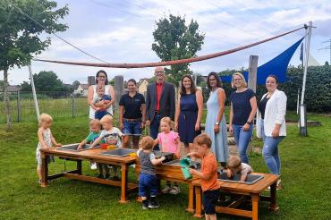 v.l.n.r. Sandra Wenninger, Laura Gebhardt, Martin Heilingbrunner (SGL Soziales BRK-Nordschwaben), Franziska Friedel (Leitung „Storchennest“), Jutta Link (stv. Leitung „Storchennest“), Anne Hebler, Ida Ellers und Krippenkindern.