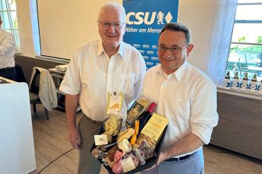 Auf dem Bild gratuliert MdB Lange dem Altoberbürgermeister Kling zu 70 Jahre Mitgliedschaft.