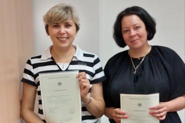 Landratsamt-Mitarbeiterinnen Elvira Böld (links) und Tatiana Fiedler sind glücklich über die Einbürgerung dank des neuen Staatsangehörigkeitsrechts.