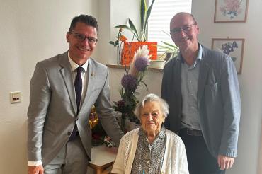 Nördlingens Oberbürgermeister David Wittner (links stehend) und stellvertretender Landrat Erwin Seiler (rechts stehend) gratulierten Anna Burger zum 100. Geburtstag.
