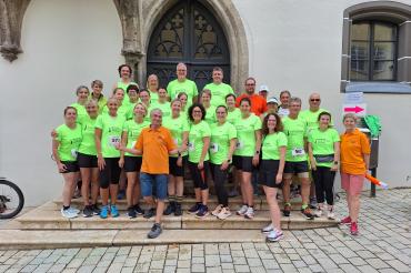 Hier sieht man den Großteil der Kursteilnehmer kurz vor dem Start zum Stadtlauf mit einigen Betreuern.