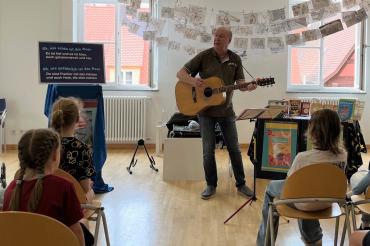 Hier sieht man Guido Kasmann bei seiner Lesung.