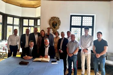 Primátor Miroslav Žbánek der Partnerstadt Olmütz (sitzend rechts) hat sich bei seinem Besuch in Nördlingen anlässlich des beliebten Stadtlaufs in der Nördlinger Innenstadt ins Goldene Buch der Stadt eingetragen. (V.l. stehend: Stadtrat Wolfgang Goschenhofer, Stadtrat Johannes Ziegelmeir, Stadtrat Thomas Mittring, 2. Bürgermeisterin Rita Ortler, Stadtrat Steffen Höhn, Hana Ederová (Stadt Olmütz), Vizebürgermeister Otakar Bačák (Stadt Olmütz), Drahoslav Dočkal (Vizepräsident des Athletikvereins Olmütz), Josef