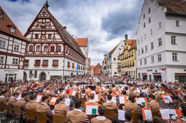  Die Knabenkapelle Nördlingen spielt anlässlich ihres 100-jährigen Jubiläums eine Serenade am Samstag, 13. Juli 2024, auf dem Marktplatz im Rahmen der Veranstaltungsreihe „Musik am Marktplatz“ in Nördlingen.