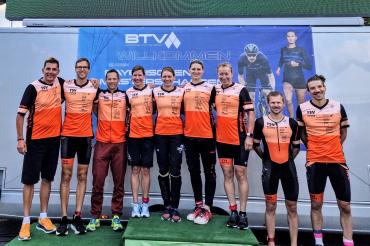 Das Bild zeigt die beiden Ligateams vor dem Wettkampf am Sonntag.