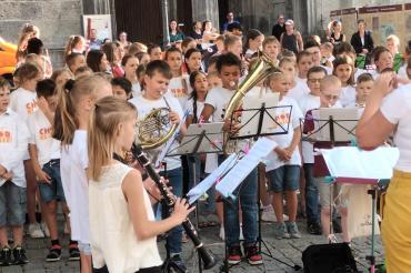 Die Bläserklassen, der Chor der Grundschule Mitte und das Vororchester der Knaben- und Stadtkapelle Nördlingen