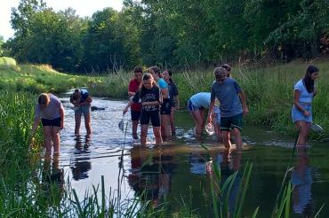 Hier sieht man die Kinder der 6. Klasse der Wirtschaftsschule Nördlingen in der Eger.