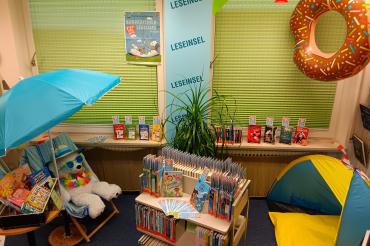 Der Startschuss für den Sommerferien-Leseclub in Mertingen fällt am Dienstag, den 23. Juli 2024. Teilnehmen können alle Kinder und Jugendlichen, die vor den Ferien in der 1. bis 8. Klasse sind. Die Anmeldung erfolgt in der Gemeindebücherei.