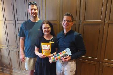 Miss Wagga Wagga 2022, Jessikah McCarthy, überreicht Oberbürgermeister David Wittner gemeinsam mit ihrem Freund Ryan Gastgeschenke aus der australischen Partnerstadt Wagga Wagga im Nördlinger Rathaus.