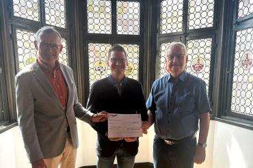 Helmut Guckert (rechts) übergibt im Namen seiner Guckert Ehrenamt- und Heimat-Stiftung gemeinsam mit Helmuth Wiedenmann von der VR-Bürgerstiftung Ries den Spendenscheck in Höhe von 1.000 Euro an Oberbürgermeister David Wittner für die Knabenkapelle Nördlingen.