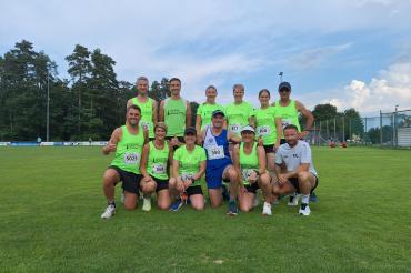 Vor dem Start auf dem Sportplatz von Unterwurmbach vorne von links: Steffen Brenner, Sarah Langer, Ilona Hollndonner, Hans Niederhuber, Sabrina Lawatschka und Nico Schäble; dahinter von links Martin Rommel, Anton Keplinger, Viktoria Disterhoft, Sonja Wurm, Carola Schmidt und Georg Eberhardt. 