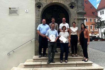 Frank Schmidtkunz, Brigitte Mayer und Martina Schwarzer (Kaufmännische Leiterin Stadtwerke); 2. Reihe v. l.: Klaus Feldmeier (Leiter Sachgebiete Steuern, Gebühren und Beiträge sowie Örtliche Rechnungsprüfung), Hauptamtsleiterin Michaela Eisele; 3. Reihe v. l.: Oberbürgermeister David Wittner und Stadtkämmerer Bernhard Kugler.
