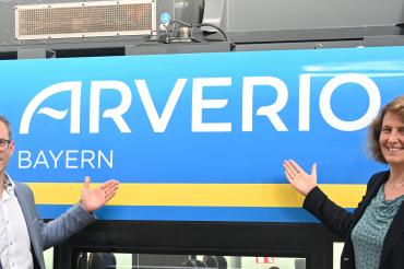 Neuer Name, neues Logo - präsentiert von Fabian Amini (CEO Arverio) und Dr. Sabine Stock (Vorsitzende ÖBB Personenverkehr). 