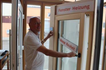 Gunter Ziegelmeier mit seiner Fensterheizung.