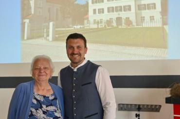 Lieselotte Löw und Harburgs Bürgermeister Christoph Schmidt bei der Preisverleihung