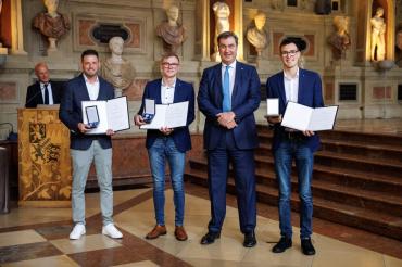 Das Bild zeigt (v.l.n.r.) Mike Krompaß, Johannes Baaßl, Ministerpräsident Markus Söder und Lukas Baaßl. 