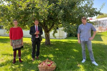 Landrat Stefan Rößle (Bildmitte) startet zusammen mit den Kreisfachberatern Sophia Och (links) und Paul Buß (rechts) die Aktion „Gelbes Band“.