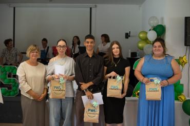 Neben der Schulleiterin Gabriele Braun von links nach rechts: Victoria Lohwasser, Matej Dushkov, Romy Elsässer, Louisa Förg Im Hintergrund die Lehrerband mit Bastian Offinger, Ivo Schwalbe, Julia Ratzek und Kristina Unterweger