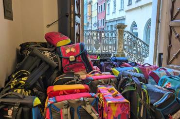 Hier sieht man Schulranzen der Aktion "Ranzen her".