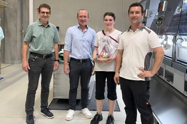 v.l.n.r Standortleiter Andreas Strobel, Fachbereichsleiter Thomas Bissinger, Celine Kohn und Wäschereileiter Fabian 