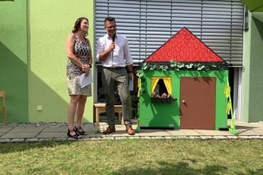 Einrichtungsleitung der Heli Kids Frau Karin Bobinger-Berlinghof mit Oberbürgermeister Jürgen Sorré bei der Begrüßungsrede