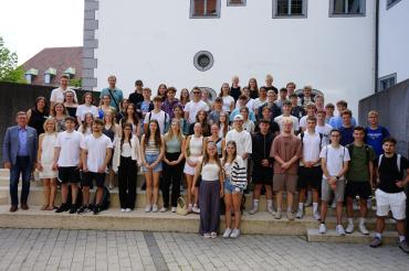 Die Schülerinnen und Schüler des Theodor-Heuss-Gymnasiums gemeinsam mit Landrat Stefan Rößle während des Besuchs im Landratsamt Donau-Ries in Donauwörth.