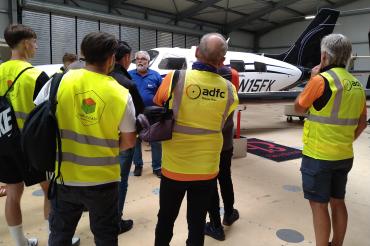 Alfred Rehberger (Mitte) begeisterte Jung und Alt während der Führung am Flugplatz Genderkingen