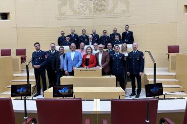 Staatsminister Dr. Mehring  (stehend 5. von rechts) mit Landtagsabgeordneten Marina Jakob (7. von rechts) und Anton Rittel (stehend 4. von links) mit den Fluthelfern und -rettern im Bayerischen Landtag 