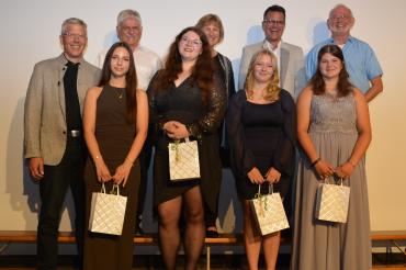 Die Schulbesten beim Mittleren Bildungsabschluss waren Elen Tavasoglu, Nataly Krumschmidt, Denise Gentner und Miriam Stadlmayr (von li.). Hinter ihnen stehen Veit Meggle, Manfred Wegele, Heike Ritzka, Jürgen Sorré und Jörg Fischer (von li.).