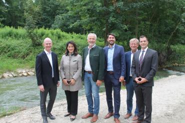 Michaela Kaniber, die bayerische Staatsministerin für Ernährung, Landwirtschaft, Forst und Tourismus, freut sich über die Einweihung der Fischaufstiegsanlage am Wasserkraftwerk Feldheim.