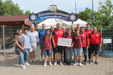 Hier sieht man die Scheckübergabe an das Tierheim Hamlar.