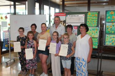 Hier sieht man die fünf Teilnehmerinnen des Vorlesewettbewerbs der kleinen Grundschulen und die Jury.