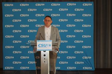 hier sieht man Ulrich Lange auf der Delegiertenversammlung im Bundeswahlkreis 253.