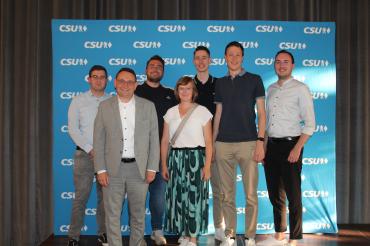 Hier sieht man Ulrich Lange und die sechs Delegierten der Landesdelegiertenversammlung.