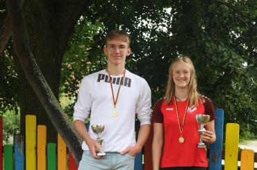 Gleb Berengardt und Marlena Wagner wurden für ihre Leistungen bei den Vereinsmeisterschaften mit einem Pokal geehrt. 