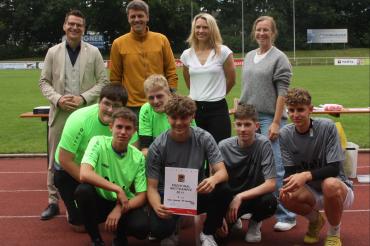 Von links: David Wittner (Bürgermeister, Nördlingen), Tobias Trüdinger (Fachberatung Sport GS), Stefanie Poisel (Fachberatung Sport MS), Kathrin Schiele (Fachberatung Sport GS), vorne: Schüler der Anton-Jaumann-Realschule Wemding 