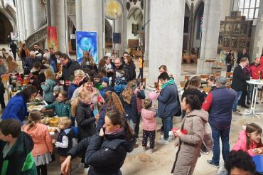 Anschließender Imbiss bei der letzten Kirche Kunterbunt an Ostern mit den großen und kleinen Gottesdienstbesuchern.