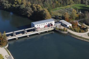 Das Kraftwerk Feldheim erzeugt im Verbund mit den vier Lechkraftwerken Ellgau, Oberpeiching und Rain jährlich 220 Millionen Kilowattstunden Strom aus erneuerbarer Energie für mehr als 80.000 Haushalte