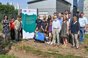 Mit ihrem Engagement für Nachhaltigkeit belegte die Ludwig-Auer-Mittelschule beim Wettbewerb „Zukunfstheld:innen“ der LEW-Bildungsinitiative 3malE den 1. Platz in der Kategorie "weiterführende Schulen". 