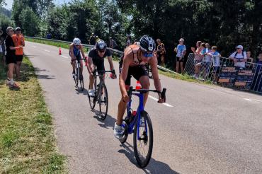 Hier sieht man Simon Naschwitz beim Triathlon in Harburg.