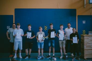 Von links: André Wahl (Physiklehrkraft), Jan Dollinger, Benedikt Feurer, Jonas Haschner, Benedikt Wenninger, Jonas Gabel, Christian Sattich (Schulleiter), Dilyla Karacay