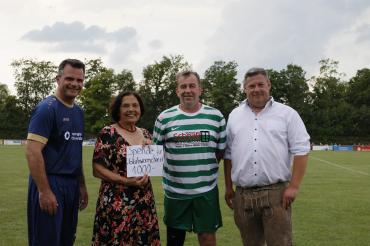 Hier sieht man die Spendenübergabe des BC Huisheim.