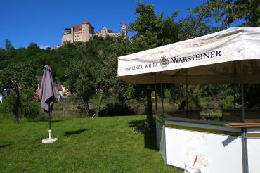 Wunderbarer Ausblick auf die Harburg bietet der neue Biergarten BUBS an der Wörnitz