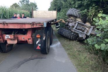 Umgekippter Traktor am Radweg entlang der Kreisstraße zwischen Marktoffingen und Maihingen.