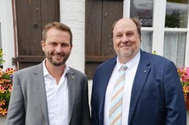 Auf dem Bild zu sehen (von links): Past-Präsident Andreas Eder und der amtierende neue Präsident Thomas Stowasser.