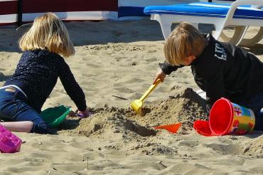 Hier sieht man spielende Kinder.