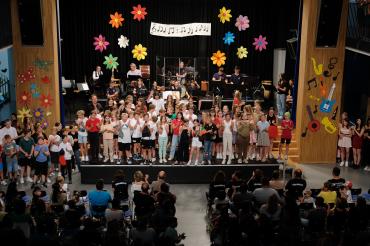 Bei sommerlichen Temperaturen fand an der Anton-Jaumann-Realschule in Wemding ein großes Schulkonzert statt.